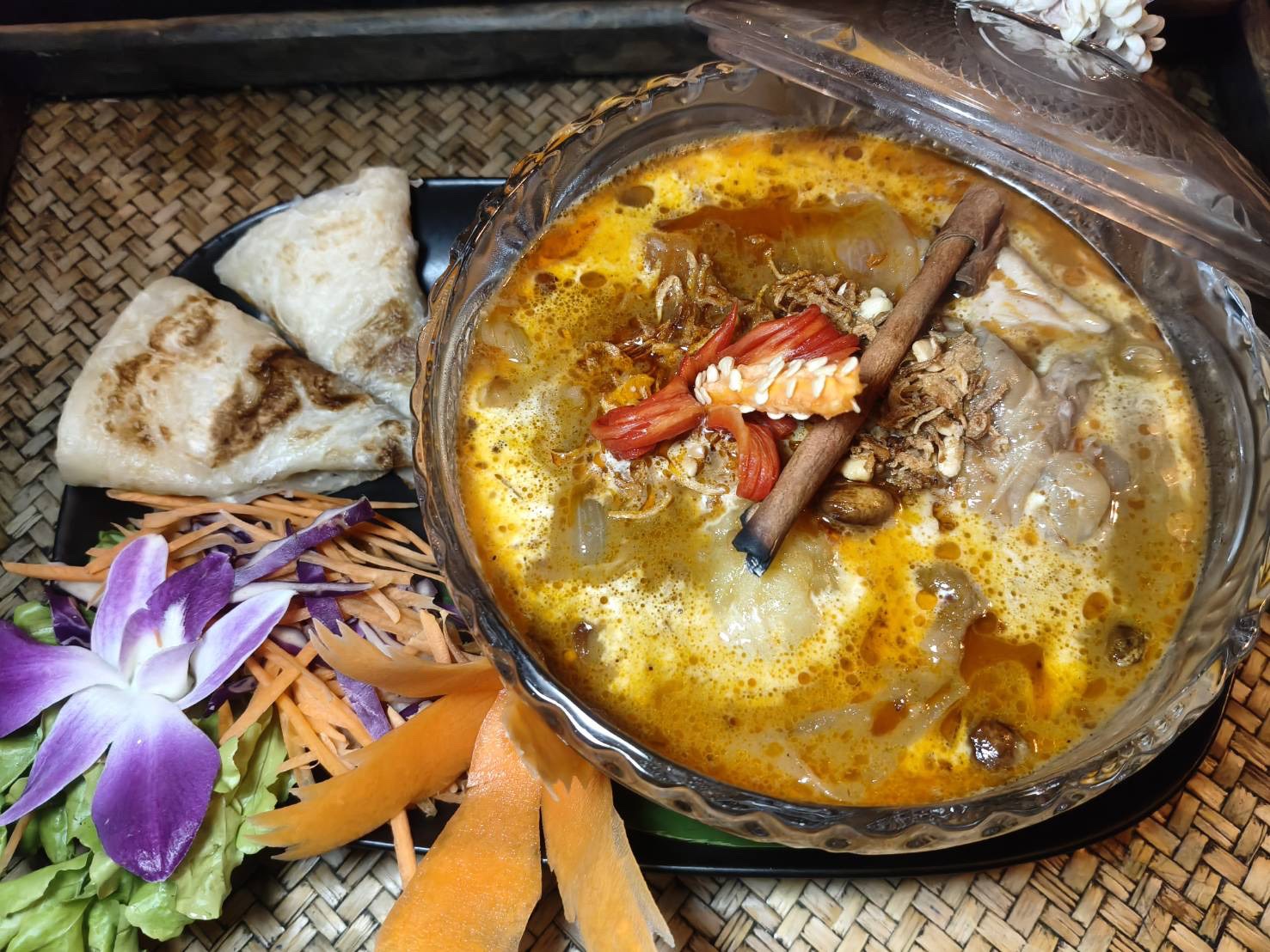 Menu Massaman Chicken Curry Thai Style at PJ Tavern Pattaya – Authentic Thai curry with tender organic chicken and rich coconut flavor.